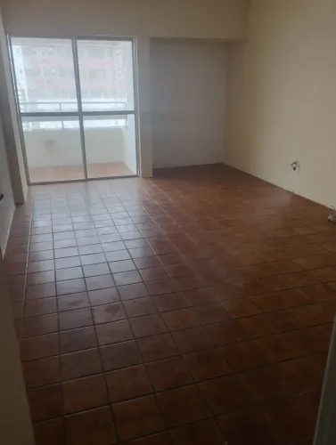 Excelente apt na av. Princ. Quadra do mar super ventilado.