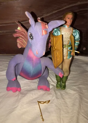 Dragão +Príncipe+máscara de Barbie como Rapunzel