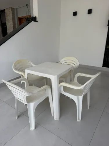 MESA PLÁSTICA COM 4 CADEIRAS