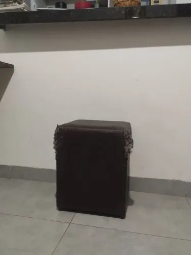 Banquinho com rasgo de gato para doação 
