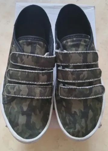 Tênis semi novo camuflado tam 32 velcro Tricae Desapego