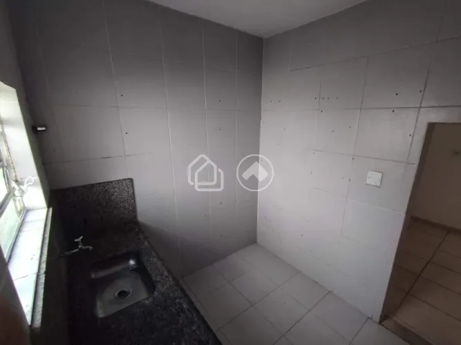 Kitnet de 35m² no fundo para aluguel em Carlos Prates, BH | 1 quarto e 1 banheiro