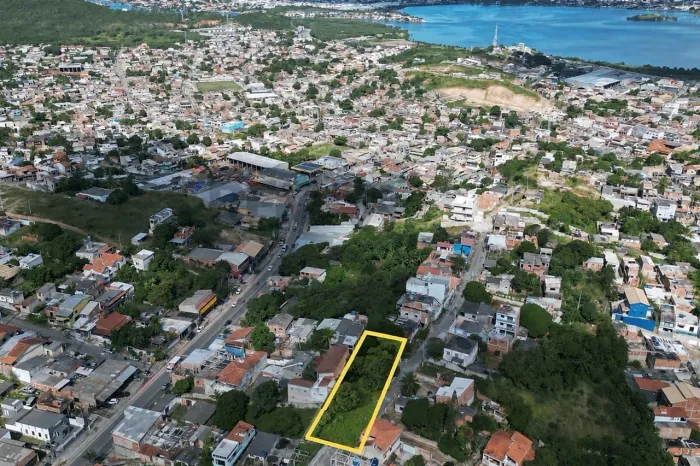 À venda terreno com acesso por duas ruas e potencial comercial no Porto do Carro, Cabo Fri