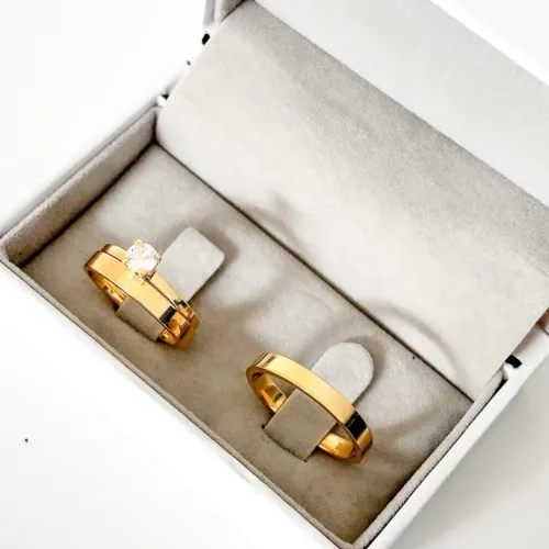 Par de Alianças Reta 4mm Banho de Ouro 18k + Solitária+Caixinha; Namoro,Casamento,Noivado