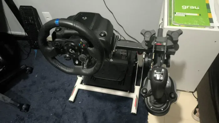 Estou vendendo um volante Logitech g923 com monopla da Scania e suporte do volante