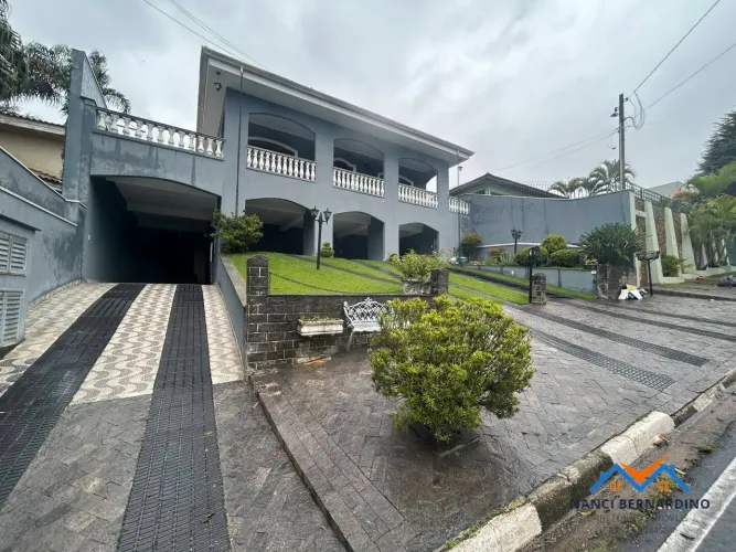 Linda Casa para Venda no Arujá Country Club com piscina confira!