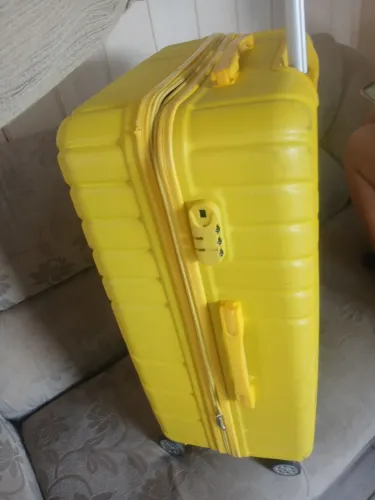 Mala de viagem 50reais, porem tem 1 rodinha com um rachadinho mas dar de usar