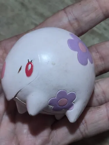 miniatura oficial do Pokémon Munna número M-008 da linha Monster Collection da Takara Tomy