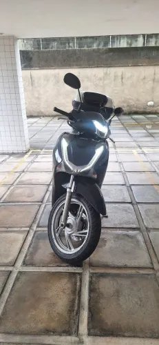 Moto Honda SH 150i - capacetes e baú incluso