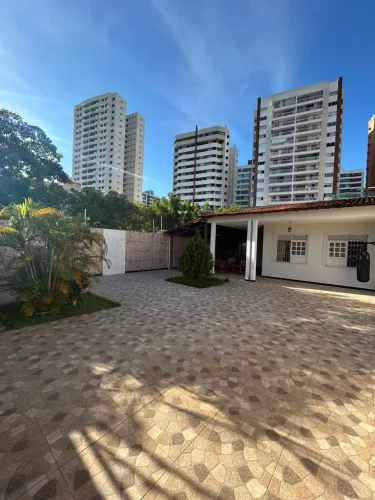 Casa ampla com 4 quartos, suíte, 3 banheiros e área de lazer