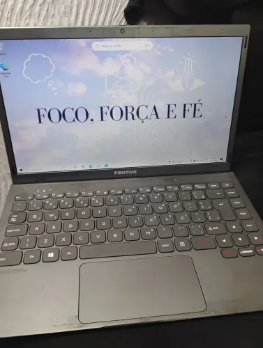 Notebook positivo em perfeito estado