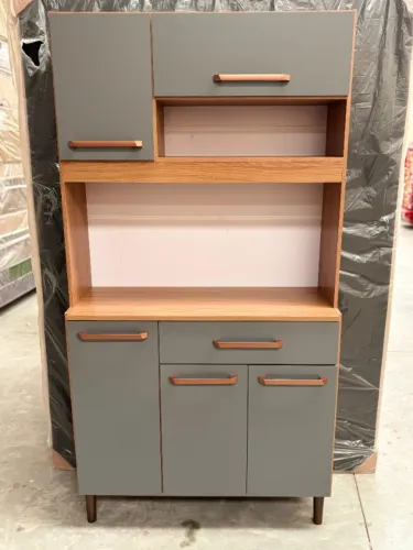 Design moderno e 100% MDF: o equilíbrio perfeito do Iguape cinza com freijó e puxadores co