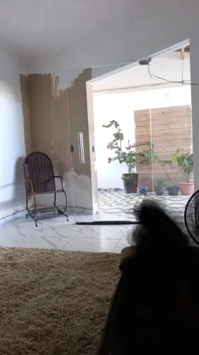 Cada com 2 quartos, 2 salas, cozinha, banheiro ,área de serviço, ponto, garagem e quintal