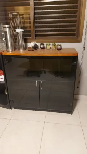Armário madeira com vidro super elegante