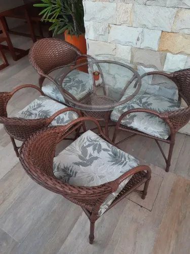 Mesa de centro em fibra sintética e tampo de mesa de vidro com 4 cadeiras