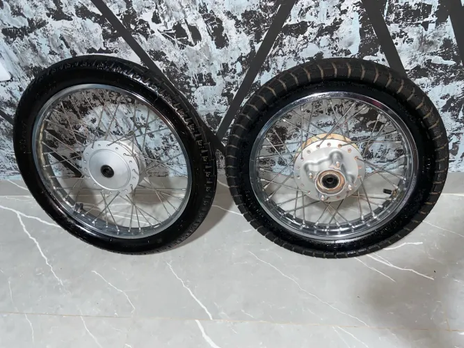 Vendo par de pneus para pop e para biz.