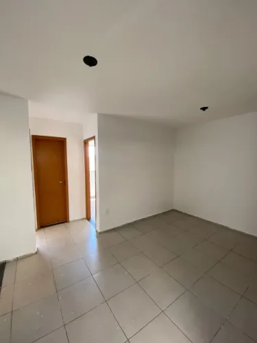 Aluga-se Apartamento Térreo com Área Privativa no Castelo de Edimburgo