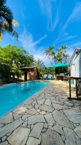 Casa estilo buziana com piscina no bosque de geriba