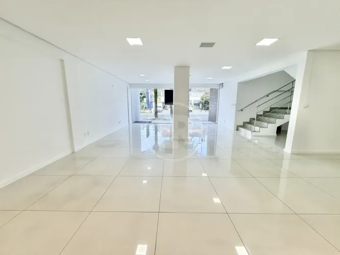 Sala Comercial Térrea, localizada no incio da Rua Joinville com área 157,49 m², mezanino,