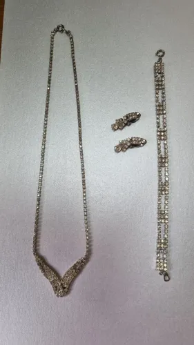 Conjunto sofisticado. Gargantilha, pulseira e brincos.