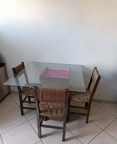 Mesa de MDF com 3 cadeiras de madeira maciça