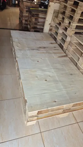 Pallets seminovos compensado, medida 2.30 por 1.50, resistente, entregamos. 