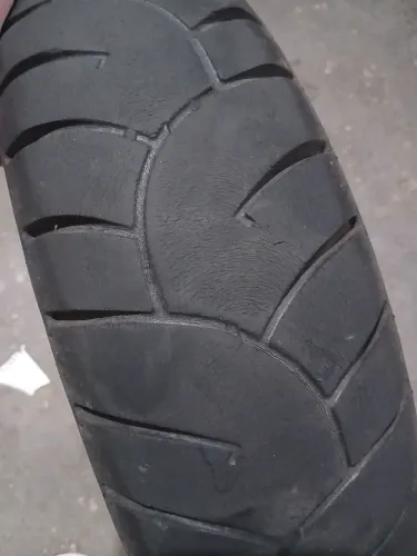 Pneu traseiro da Honda twister