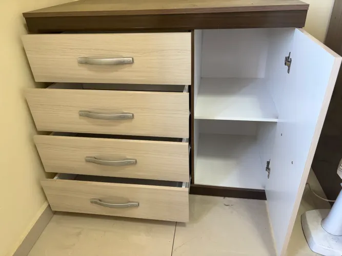 Estante com 4 gavetas e 1 armário