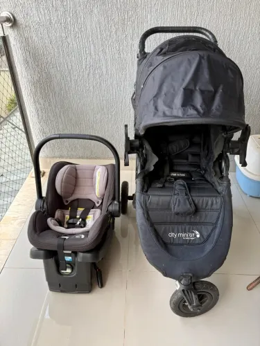 Carrinho e bebê conforto 