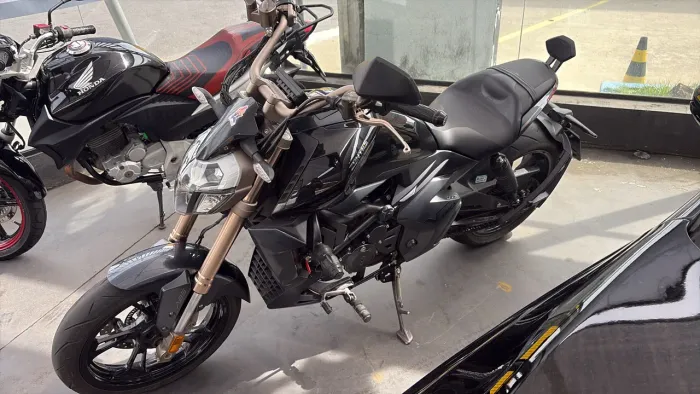 Zontes V310 JTZ 2024 ? 13 mil km, completa, muito nova e com manual + chave reserva.