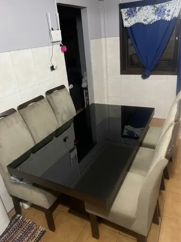 Mesa de Jantar 6 Lugares com Vidro Preto + 6 Cadeiras Estofadas