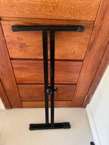 Pedestal para teclado 