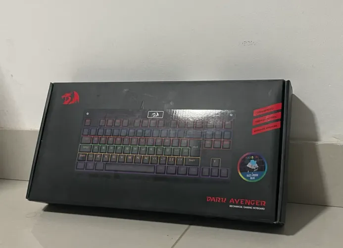 Teclado Mecânico Dark Avenger com Switch Azul com Iluminação Rainbow