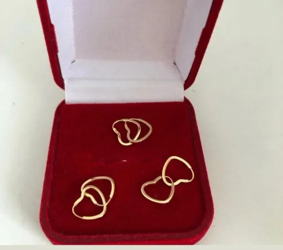 Argola P de ouro par