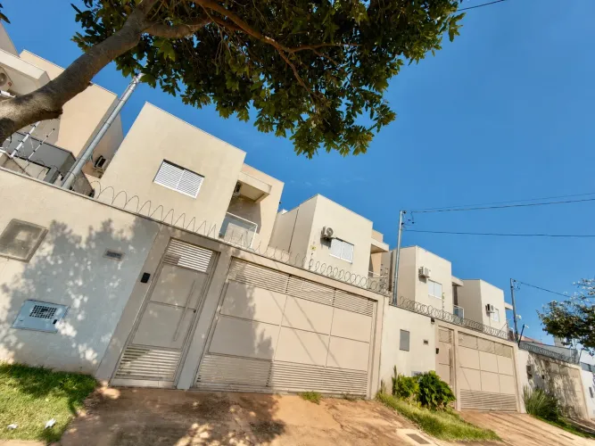 Sobrado para Locação no Monte Castelo | 3 Quartos | 2 vagas de garagem