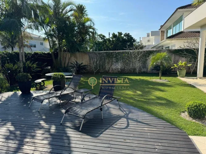Locação! Alto padrão com 5 suítes, piscina privativa e 6 vagas em Jurerê Internacioal.