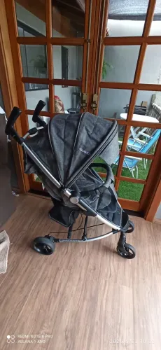 Carrinho de bebê Kiddo compacto + bebê conforto 