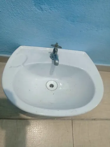 Pia de banheiro com torneira
