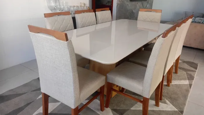 Mesa resistente de madeira