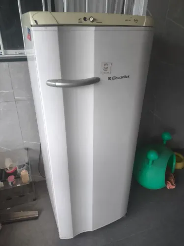 Geladeira Electrolux RE28 240 Litros