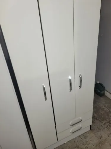 Roupeiro pequeno 3 portas ( novo ) entrego