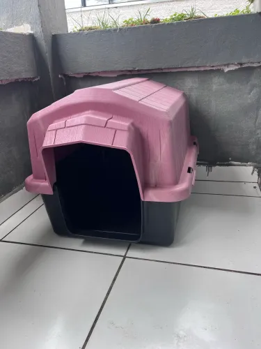 Casinha de cachorro média para grande, muito resistente.
