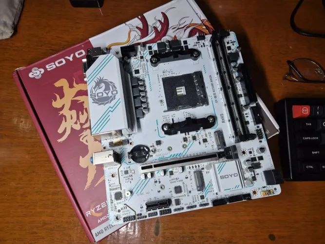 Placa-mãe SOYO B550M sem uso