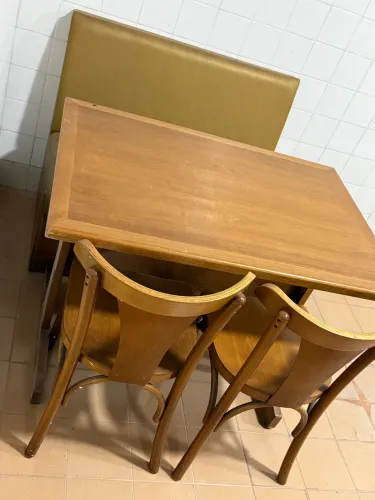 MESA COM 2 cadeiras e 1 sofá topo Booth