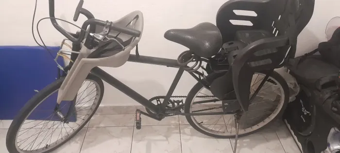 Bicicleta com cadeirinhas .