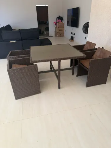 Mesa de fibra com 4 cadeiras 1.10x 1.10m