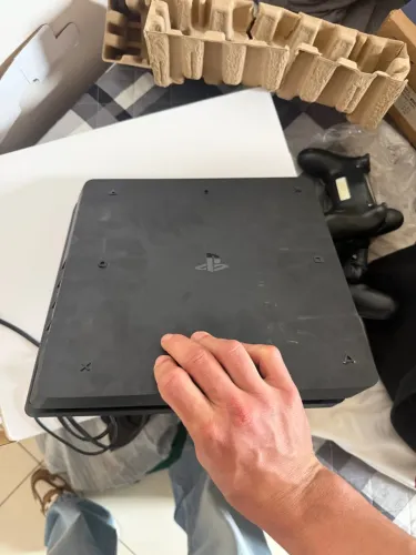 PlayStation 4 Slim 1tb + 2 controles