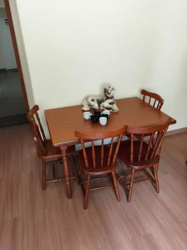 Mesa de madeira maciça com 4 cadeiras