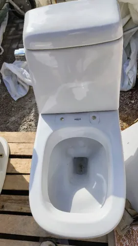 Bacia sanitária com caixa completo.