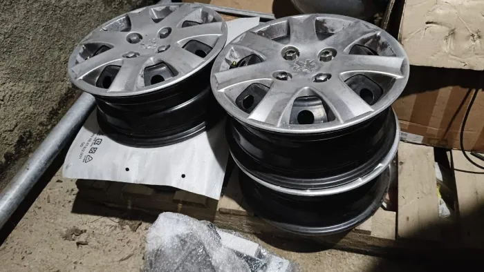 Rodas de ferro com calotas Peugeot